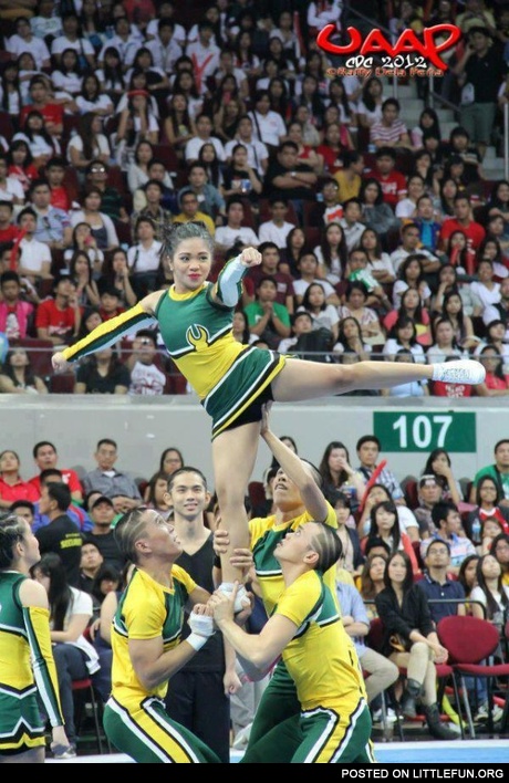 Cheerleaders in action. Dat faces.