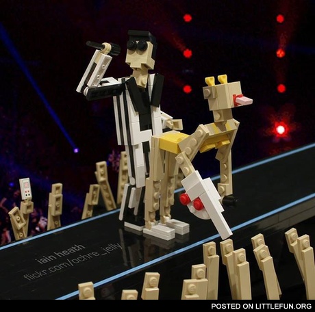 Miley Cyrus at VMA, toys