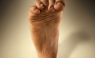 Foot middle finger